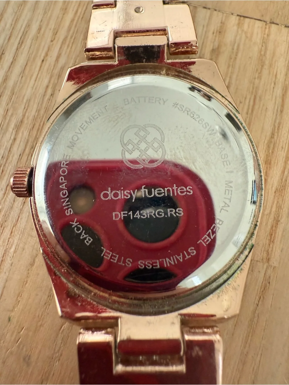 Daisy Fuentes ladies rose gold tone watch NEW BATTERY